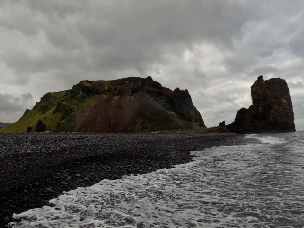 Současná černo-bílá fotografie skalního útesu z roku 2022 - Jan Mayen.