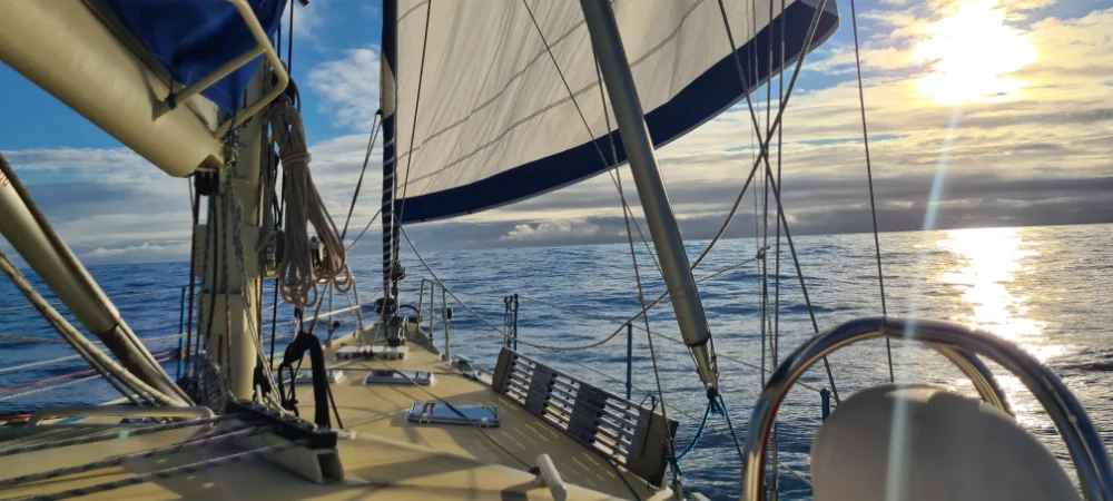 Okouzlující obzor před přídí lodě Boomerang při plavbě norskými fjordy severním Atlantikem mezi Tromsø a ostrovem Jan Mayen.