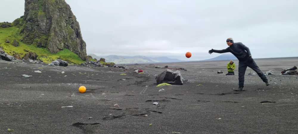 Jirka na tufové pláži ostrova Jan Mayen hraje pétanque s plovatkami z rybářských sítí, jež vyplavilo moře.