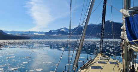 Norské fjordy, ledovcový splaz a tisíce ledových ker před přídí expediční plachetnice Boomerang během plavby do Grónska.