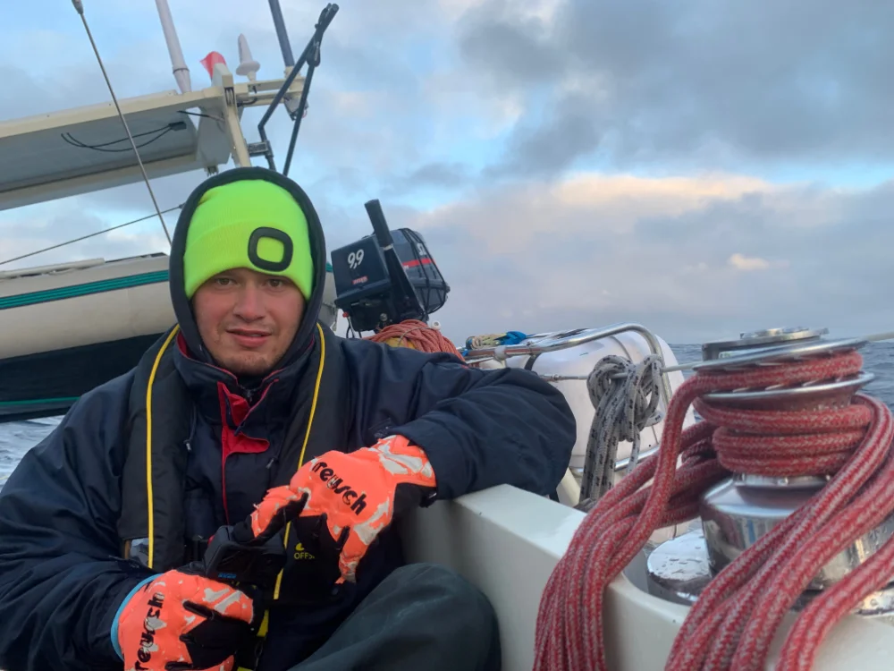 Člen polární expedice a posádky na plachetnici Boomerang Kryštof Zindulka s nezdolným výrazem ve tváři během palubní hlídky.